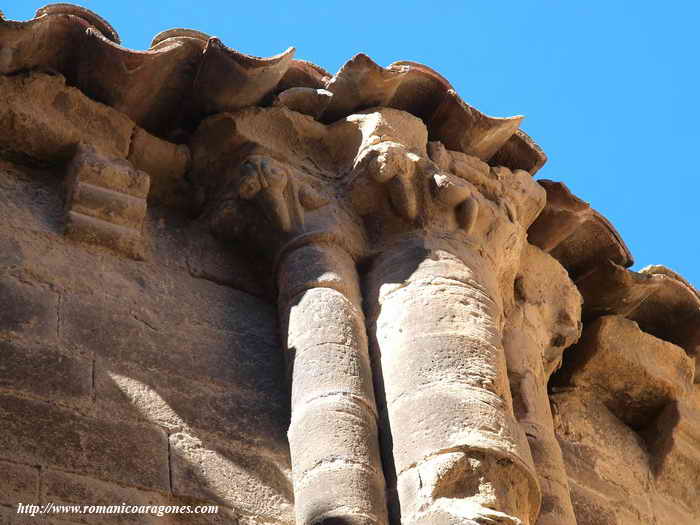 Capitel coronando columnas absidales